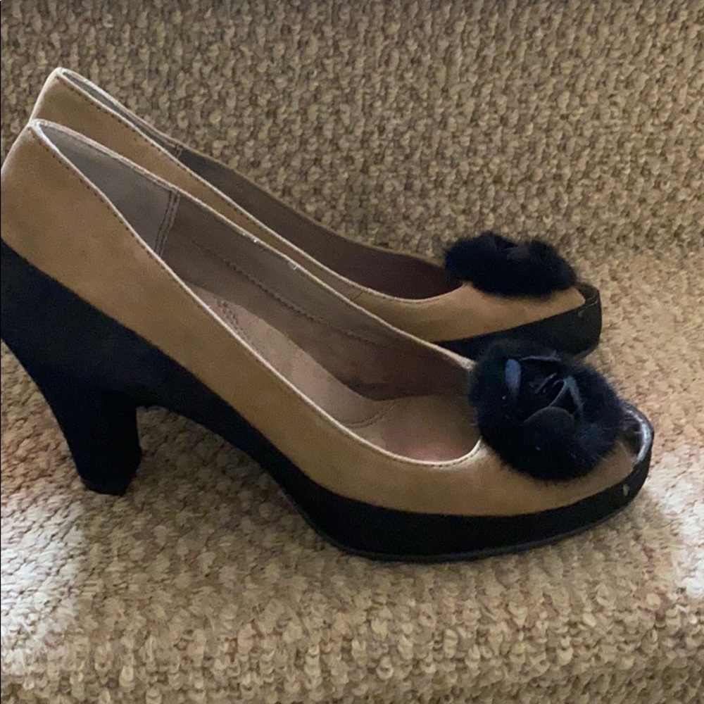 Aerosoles taupe and black pump